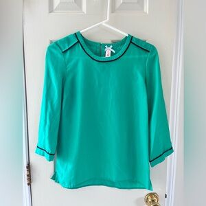 Downeast women’s blouse. Size small. Green in color.